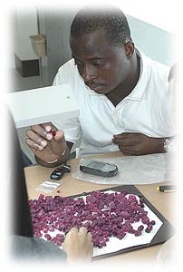 Африканский продавец необработанных драгоценных камней