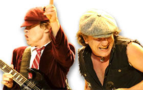 Брайан Джонсон из ACDC в своем фирменном кулоне с ожерельем и Ангус Янг в школьной форме