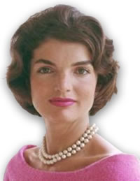 Джеки Кеннеди в фирменном жемчужном ожерелье