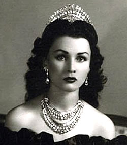 Принцесса Фавзия в своей бриллиантовой и платиновой парюре