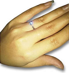 Обручальное кольцо с традиционным белым бриллиантом