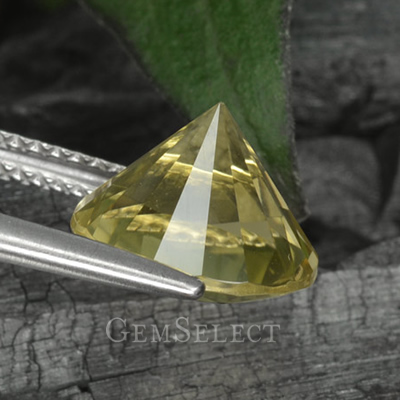 Драгоценный камень из лимонного кварца с алмазной огранкой, удерживаемый за пояс