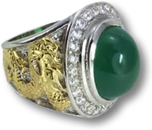 Кольцо с зеленым агатом на мизинце и золотым драконом