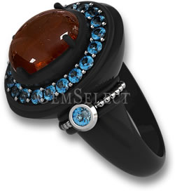 Кольцо из черного металла с камнем в центре кабошона спессартита и ореолом голубого топаза