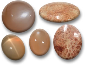 Персиковые кабошоны: лунный камень (слева) и ископаемый коралл (справа)