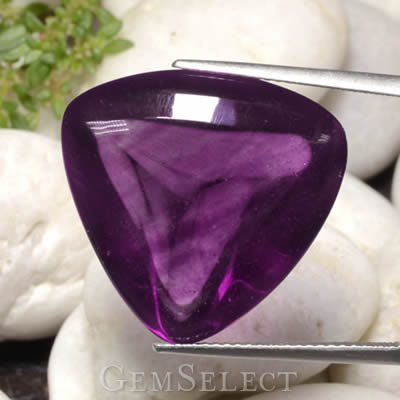 Фиолетовый флюоритовый драгоценный камень