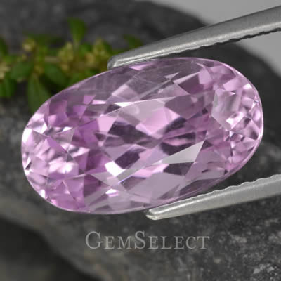 Фиолетово-розовый драгоценный камень кунцит