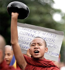Бирманские монахи отказываются от милостыни!