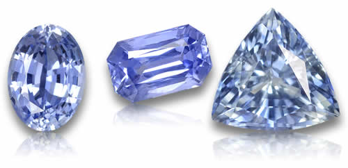 Свободно расположенные светло-голубые сапфиры