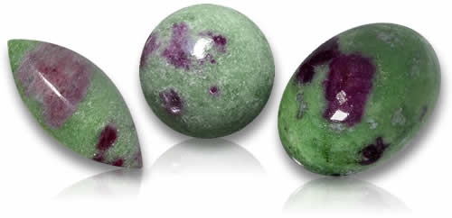 Драгоценные камни рубин-цоизит