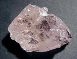 Необработанный драгоценный камень морганит