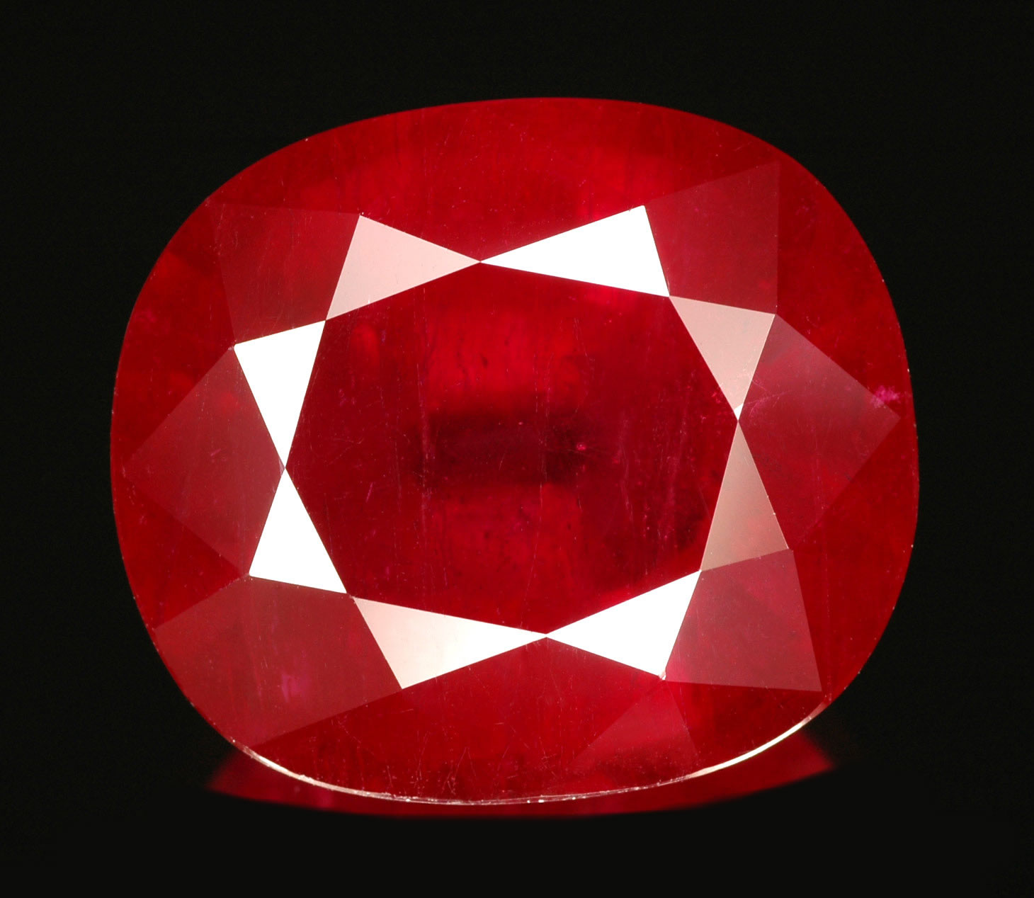Рубиновый драгоценный камень