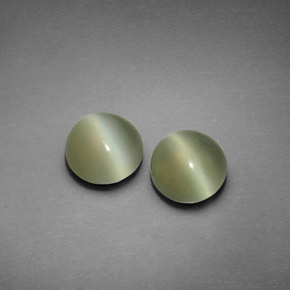 Натуральный зелёный actinolite cat's eye  карата огранка круг, прозрачный