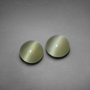 Натуральный зелёный actinolite cat's eye  карата огранка круг, прозрачный