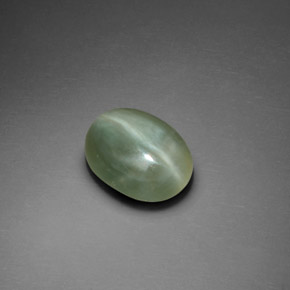 Натуральный зелёный actinolite cat's eye 2,21 карата огранка овал, прозрачный