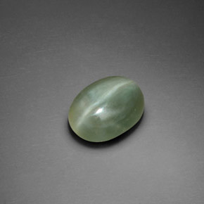 Натуральный зелёный actinolite cat's eye 2,21 карата огранка овал, прозрачный