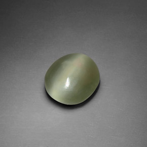 Натуральный зелёный actinolite cat's eye 2,33 карата огранка овал, прозрачный
