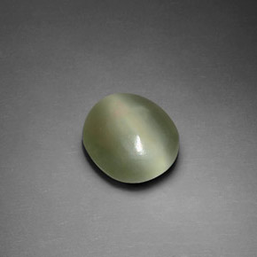 Натуральный зелёный actinolite cat's eye 2,33 карата огранка овал, прозрачный