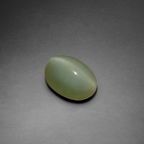 Натуральный зелёный actinolite cat's eye 2,22 карата огранка овал, прозрачный
