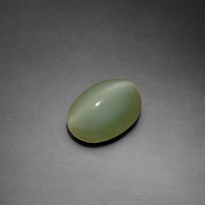 Натуральный зелёный actinolite cat's eye 2,22 карата огранка овал, прозрачный