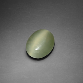 Натуральный зелёный actinolite cat's eye 2,20 карата огранка овал, прозрачный