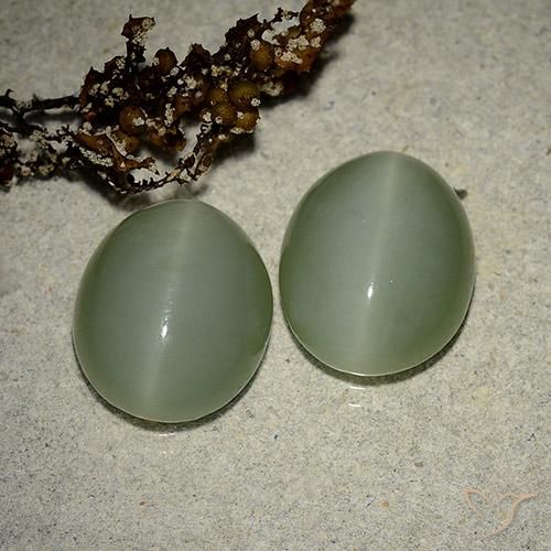 Натуральный зелёный actinolite cat's eye 10,64 карата огранка овал, полупрозрачный