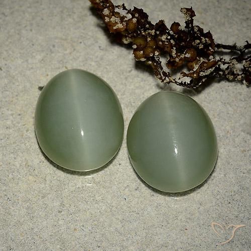 Натуральный зелёный actinolite cat's eye 10,64 карата огранка овал, полупрозрачный