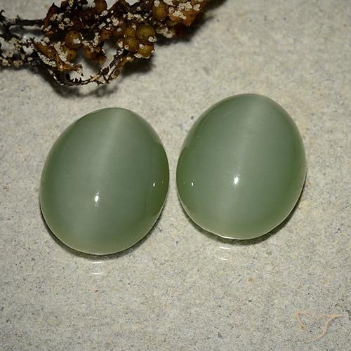 12.17 карата, натуральный Medium Light-Green Актинолит Кошачий Глаз, Огранка Овал, Полупрозрачный