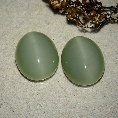 12.17 карата, натуральный Medium Light-Green Актинолит Кошачий Глаз, Огранка Овал, Полупрозрачный