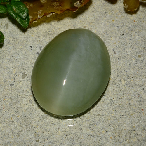 Натуральный зелёный actinolite cat's eye 4,86 карата огранка овал, полупрозрачный