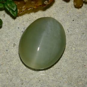 Натуральный зелёный actinolite cat's eye 4,86 карата огранка овал, полупрозрачный