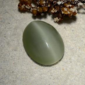Натуральный зелёный actinolite cat's eye 4,81 карата огранка овал, полупрозрачный