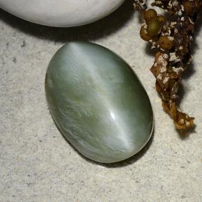 Натуральный зелёный actinolite cat's eye 4,96 карата огранка овал, полупрозрачный