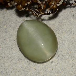Натуральный зелёный actinolite cat's eye 2,40 карата огранка овал, полупрозрачный