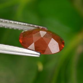 Натуральный медово-красный андезин-лабрадорит 0,85 карата огранка овал, чистота VS