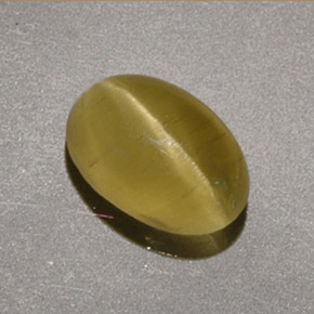 Натуральный жёлтый cat's eye apatite 1,40 карата огранка овал, полупрозрачный