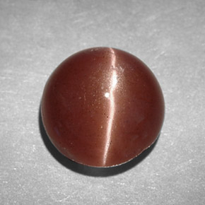 Натуральный коричневый cat's eye scapolite 2,78 карата огранка круг, непрозрачный