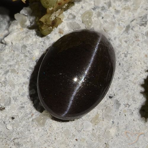 Натуральный чёрный cat's eye scapolite 1,47 карата огранка овал, полупрозрачный