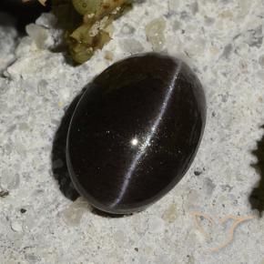Натуральный чёрный cat's eye scapolite 1,47 карата огранка овал, полупрозрачный