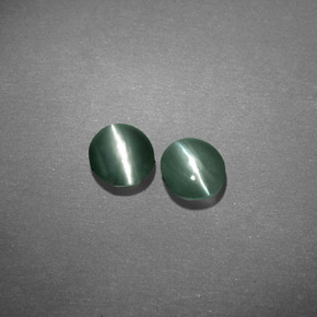 Натуральный зелёный chrysoberyl cat's eye  карата огранка овал, полупрозрачный