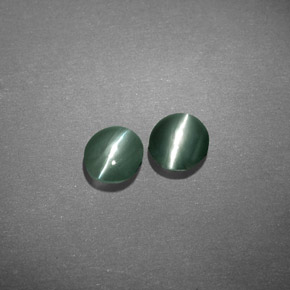 Натуральный зелёный chrysoberyl cat's eye  карата огранка овал, полупрозрачный