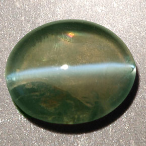 Натуральный зелёный chrysoberyl cat's eye 0,92 карата прозрачный, полупрозрачный