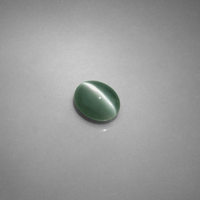 Натуральный зелёный chrysoberyl cat's eye 0,75 карата огранка овал, полупрозрачный