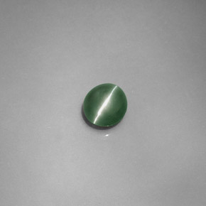 Натуральный зелёный chrysoberyl cat's eye 0,79 карата огранка овал, полупрозрачный