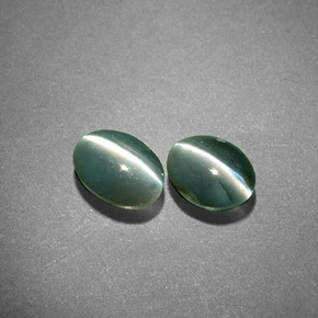 Натуральный зелёный chrysoberyl cat's eye  карата огранка овал, полупрозрачный