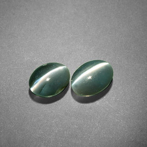Натуральный зелёный chrysoberyl cat's eye  карата огранка овал, полупрозрачный