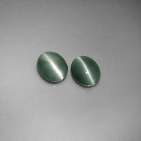 Натуральный зелёный chrysoberyl cat's eye  карата огранка овал, полупрозрачный