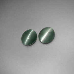 Натуральный зелёный chrysoberyl cat's eye  карата огранка овал, полупрозрачный