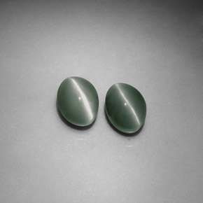Натуральный зелёный chrysoberyl cat's eye  карата огранка овал, непрозрачный