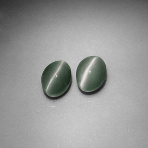 Натуральный зелёный chrysoberyl cat's eye  карата огранка овал, непрозрачный